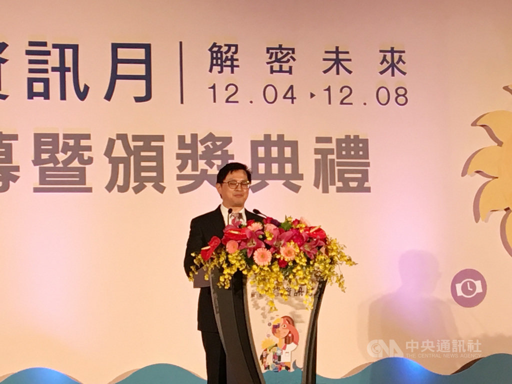 台北資訊月4日上午開幕,台北市電腦公會理事長童子賢指出,此次資訊月台灣廠商展示在人工智慧最新進展。中央社記者鍾榮峰攝 108年12月4日
