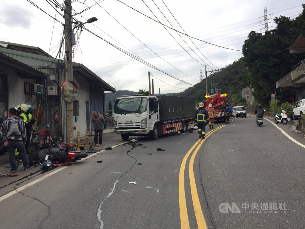 新北市泰山區大科路4日上午約9時30分發生大貨車和黃牌重機撞擊事故,傅姓機車騎士當場被貨車輾過,經送醫急救後仍宣告不治。(翻攝照片)中央社記者王鴻國傳真 108年12月4日