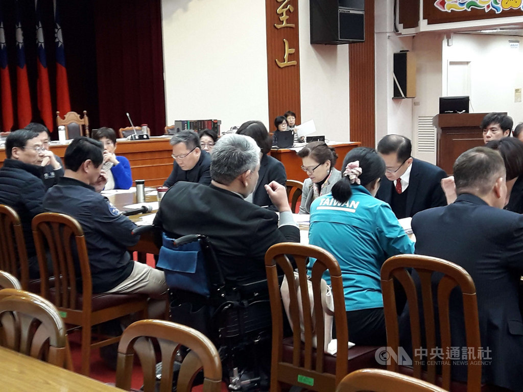 立法院財政委員會4日審查通過「海關進口稅則部分稅則修正草案」,調降9項汽車關鍵零組件關稅,包括將汽車引擎關稅從現行稅率17.5%調降到10%。草案將提報院會討論,院會討論前須朝野黨團協商。中央社記者范正祥攝 108年12月4日