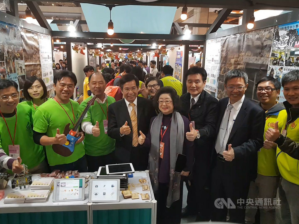 台灣教育科技展4日起開展,教育部長潘文忠(左5)和次長范巽綠(右5)特地到馬祖攤位加油打氣,並對成果讚譽有加。(連江縣政府)中央社 108年12月4日