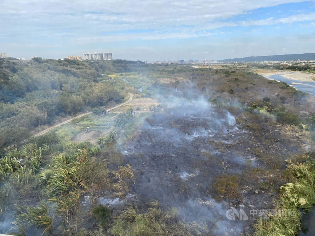 新竹縣頭前溪河岸近芎林交流道一處草地,3日晚間發生火警,火勢燒約10餘個小時,消防員接力滅火,直到4日才將火勢撲滅。(新竹縣消防局提供)中央社記者郭宣彣傳真 108年12月4日