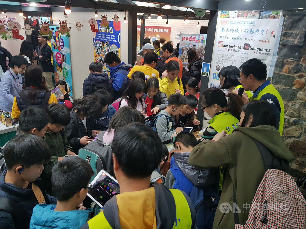 台灣教育科技展4日起於台北世貿1館開展,連江縣政府教育團隊跨海介紹連江縣行動學習特色課程,並與台灣師生互相進行交流回饋,激盪出多元行動學習的火花。(連江縣政府)中央社 108年12月4日