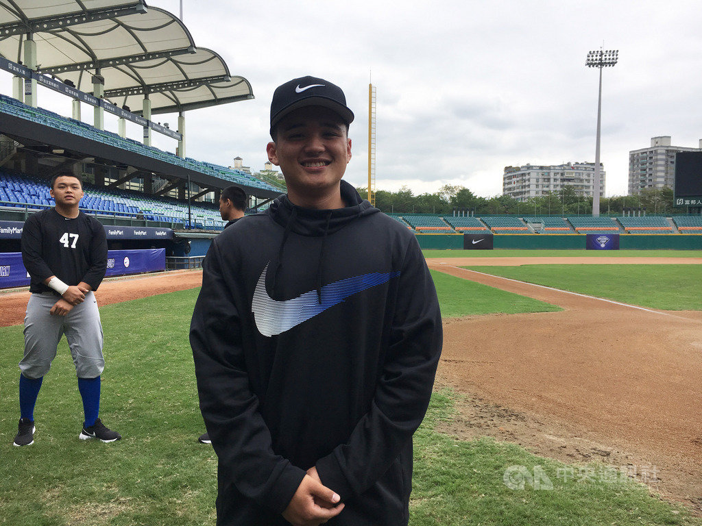 2019年NIKE台灣青棒菁英訓練營4日進行第2天課程,大理高中捕手石偉誠(前)接受教練張進德、朱立人指導後,順利演出盜壘阻殺,石偉誠表示,希望自己未來能像張進德一樣,在場上做一個好的領導者。中央社記者楊啟芳攝 108年12月4日