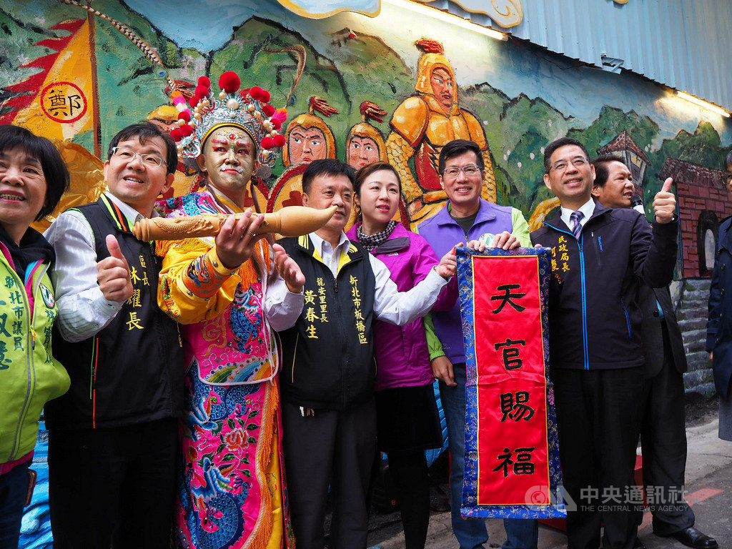 新北市板橋區公所與台藝大師生合作,在大觀路二段148巷口延義宮牆面,以「鄭成功渡海來台」為主題,打造長約13公尺的彩繪浮雕,新北市政府民政局長柯慶忠(前右1)4日為浮雕上的鄭成功像開光點睛。中央社記者葉臻攝 108年12月4日