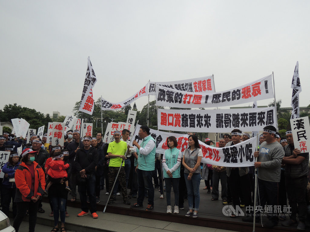 高雄市一德夜市落日條款生效,警方嚴禁擺攤影響攤商生計,上百名攤商4日到高雄市議會拉布條並呼口號陳情。中央社記者程啟峰高雄攝 108年12月4日