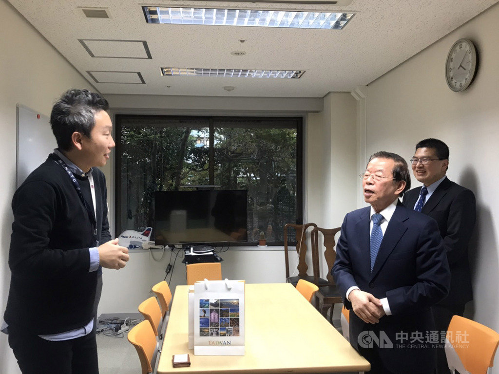 國民黨籍議員李明賢等人4日到駐日代表處遞陳請書,抗議楊蕙如涉侮辱大阪辦事處,現場引起騷動,駐日代表謝長廷傍晚到代表處隔壁的老人院致歉。中央社記者楊明珠東京攝 108年12月4日