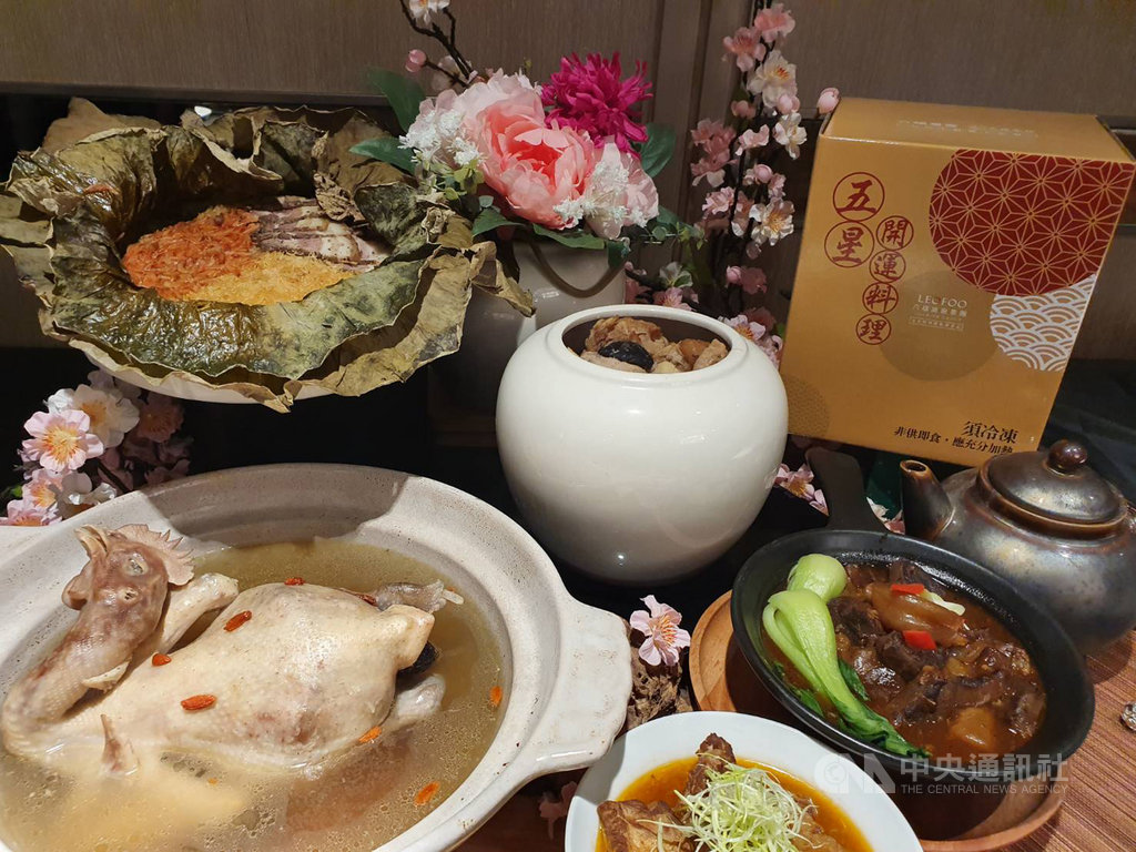 六福旅遊集團今年擴大布局年菜市場,力拚今年外帶年菜整體業績達新台幣3000萬元,較去年成長3倍。中央社記者江明晏攝 108年12月4日