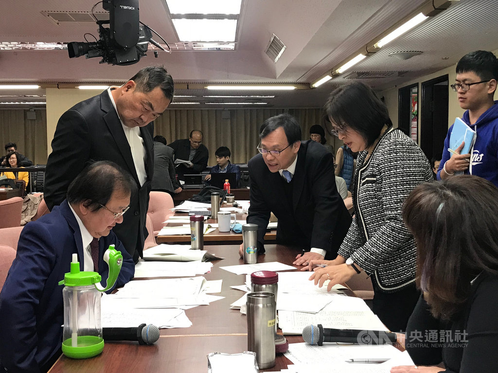 近年物理治療師法及職能治療師法相關修正草案在立法院歷經多次卡關,立法院社會福利及衛生環境委員會4日再次審查相關草案,經立委、衛福部官員會中不斷協商,總算通過初審。中央社記者張茗喧攝 108年12月4日
