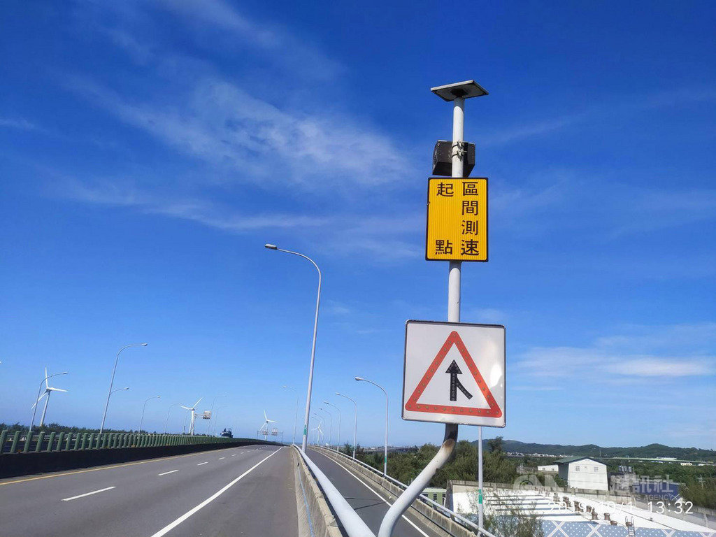 台61線西濱快速道路南通灣至白沙屯北上路段,12月起實施區間測速成效良好,交通部公路總局與苗栗縣警局合作擴大在通霄至苑裡南下路段實施,4日起為期1個月宣導,預計109年1月4日展開取締。(翻攝照片)中央社記者管瑞平傳真 108年12月4日