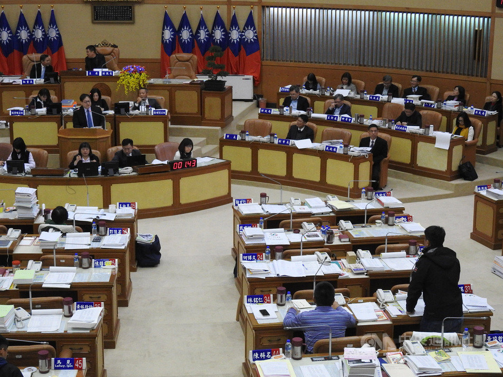 新北市府研考會主委林豐裕(左上站立者)4日在市議會表示,目前正就成立青年局等案進行可行性評估,預定明年2月完成,最快後年運作。中央社記者王鴻國攝 108年12月4日