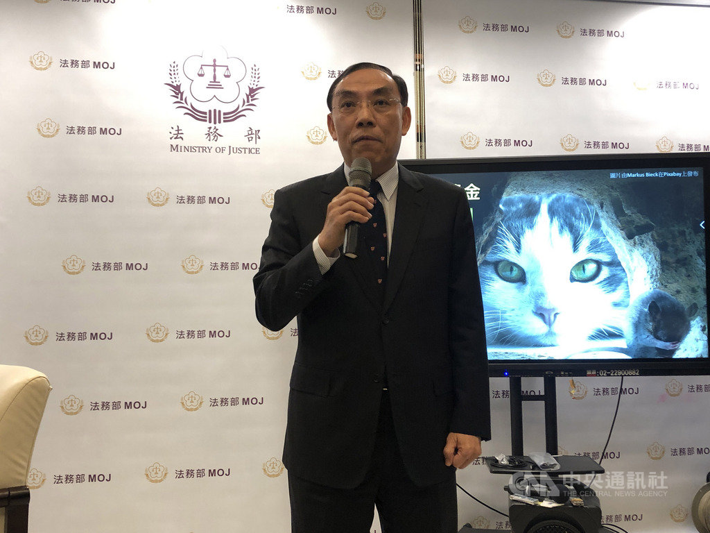 法務部長蔡清祥4日出席媒體茶敘表示,「山老鼠雷達站」通報平台已上線,呼籲檢舉不法來保護山林,而且後續還有檢舉獎金可拿。中央社記者劉世怡攝 108年12月4日
