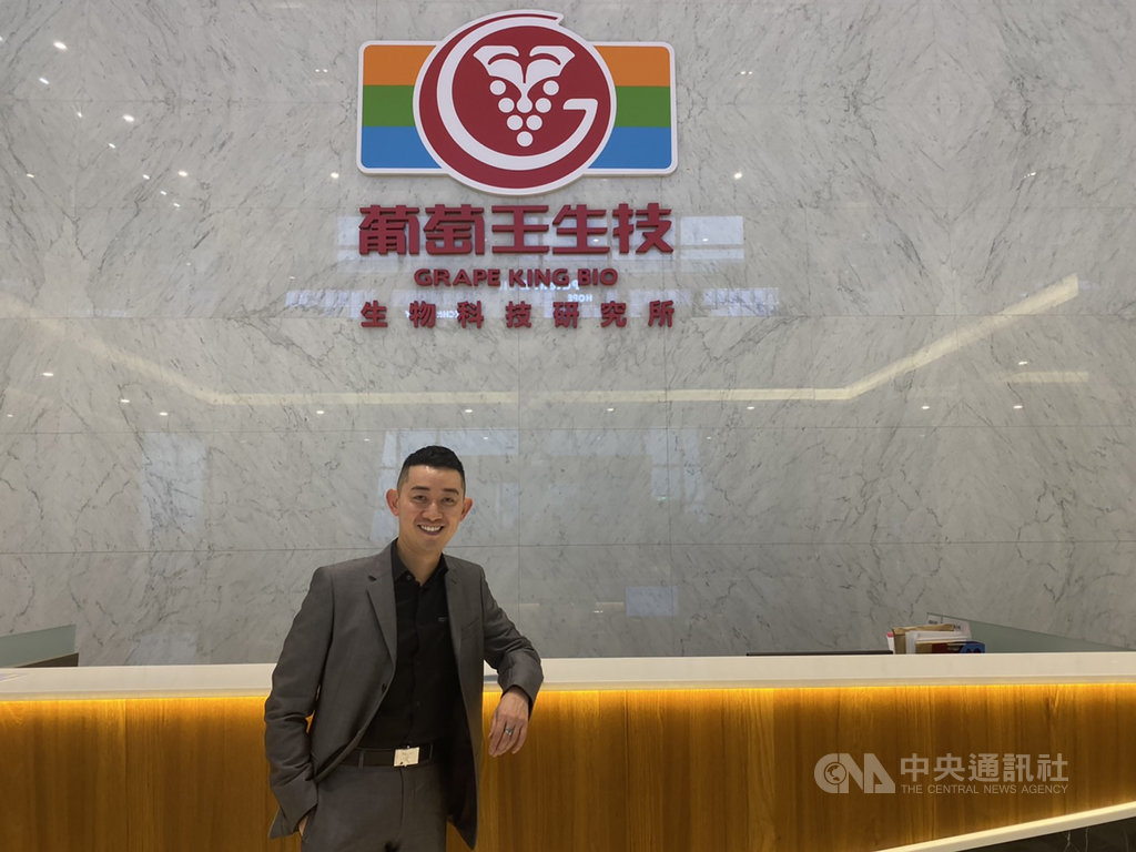 儘管遇到大陸整治保健食品市場衝擊,葡萄王今年在台灣事業及直銷成長帶動下,仍維持平穩表現,董事長曾盛麟看好明年整體營運重回成長軌道。中央社記者韓婷婷攝 108年12月4日