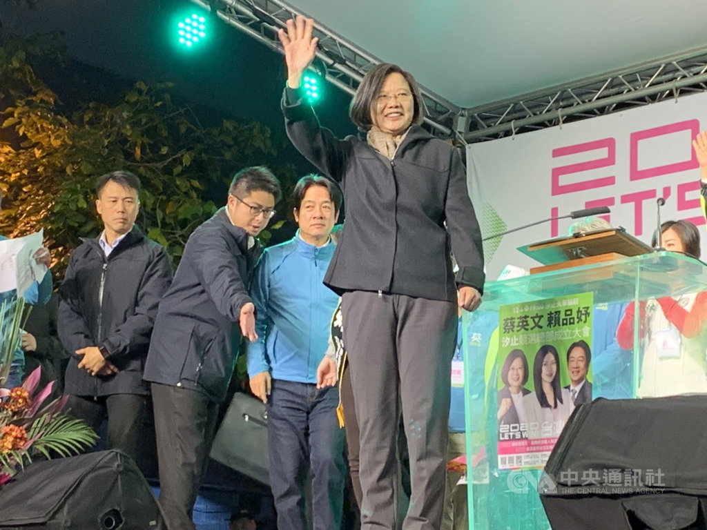 民進黨立委參選人賴品妤汐止競選總部成立大會4日晚間舉行,總統蔡英文(前)與民進黨副總統參選人賴清德(後左3)出席站台。中央社記者葉臻攝 108年12月4日