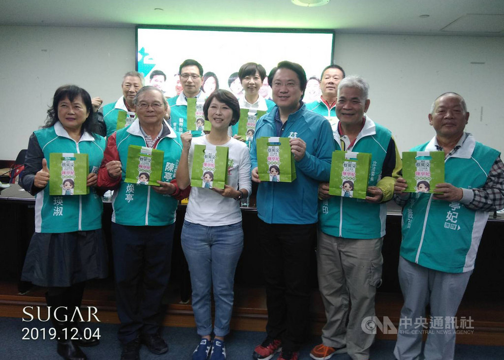 基隆市長林右昌(前右3)4日輔選尋求連任的台南市民進黨立委陳亭妃(前左3),林右昌表示,看到香港事件,大家更要珍惜台灣的主權。(陳亭妃服務處提供)中央社記者張榮祥台南傳真 108年12月4日