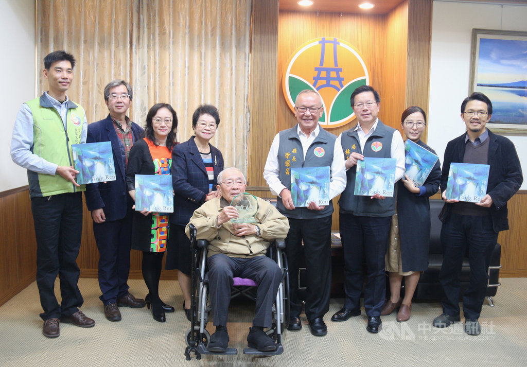 苗栗縣國寶級印象派藝術大師劉同仁(中)4日舉辦「悠游藝海—劉同仁的繪畫世界」新書發表會,苗栗縣長徐耀昌(右4)致贈獎座祝賀,感謝他對藝術教育奉獻,更讚揚劉同仁是「客家之光」。中央社記者管瑞平攝 108年12月4日