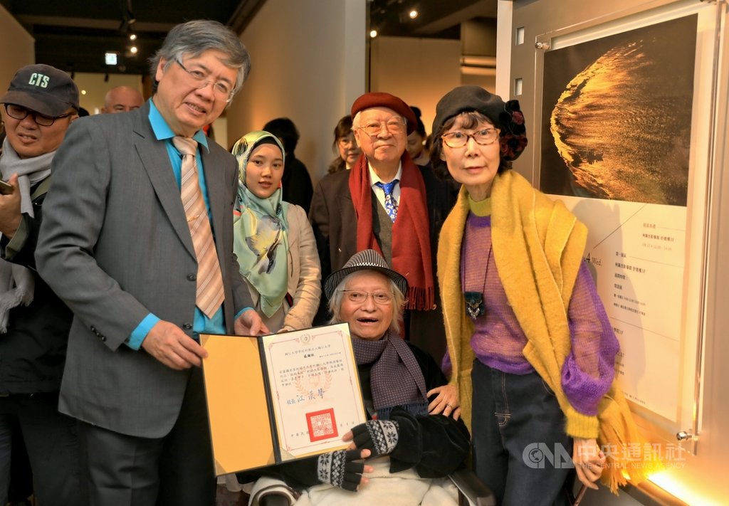 輔仁大學藝文中心4日成立「柯錫杰影像館」,輔大校長江漢聲(前左)致贈感謝狀給90歲高齡的攝影家柯錫杰(前中),感謝他捐出珍貴作品與師生分享。前右為柯錫杰妻子樊潔兮。(輔仁大學提供)中央社記者黃旭昇新北傳真 108年12月4日