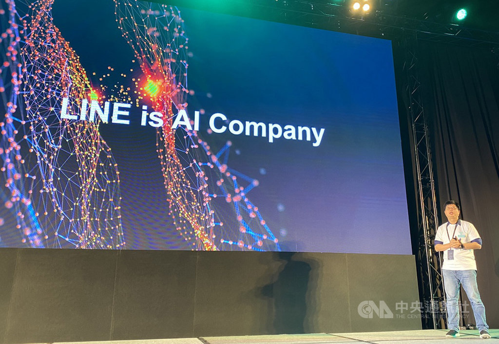 通訊軟體LINE 4日舉辦第4屆台灣開發者大會,LINE台灣資深技術總監陳鴻嘉在主題演講中表示,隨著許多LINE服務陸續在台推出,過去4年LINE台灣工程團隊人數已成長10倍。中央社記者吳家豪攝 108年12月4日