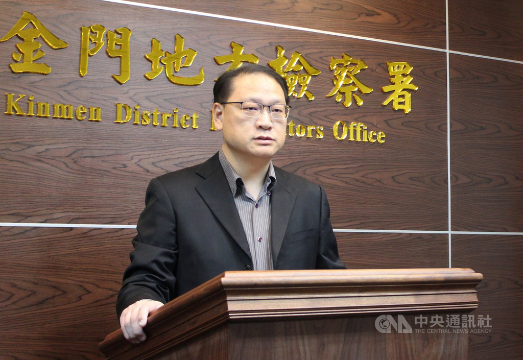 福建金門地方檢察署主任檢察官吳文城(圖)4日表示,中國紅色統一黨主席黃榮章涉嫌現金收購總統、副總統候選人連署書案,金門地檢署全案偵結,對中國紅色統一黨法律顧問兼副主席李金澤等7人提起公訴。中央社記者黃慧敏攝 108年12月4日