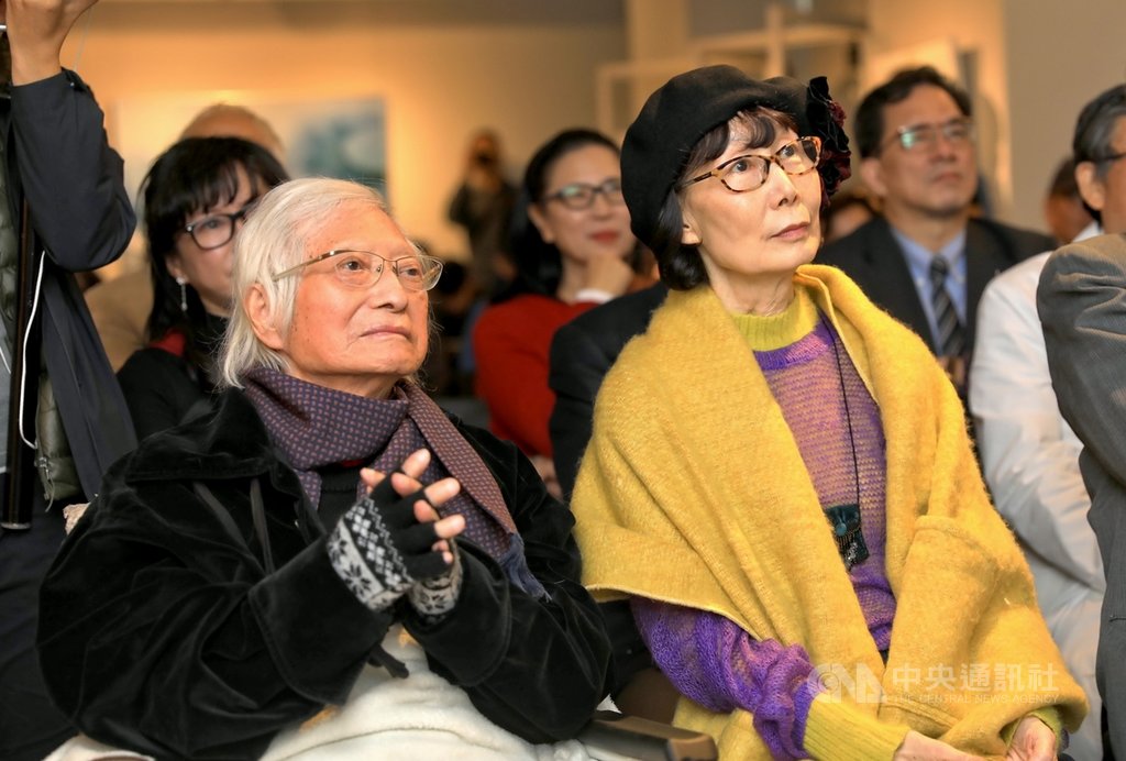 輔仁大學藝文中心「柯錫杰影像館」4日成立,高齡90歲的攝影家柯錫杰(前左)與舞蹈家妻子樊潔兮(前右)一起出席典禮,展現鶼鰈情深。(輔仁大學提供)中央社記者黃旭昇新北傳真 108年12月4日