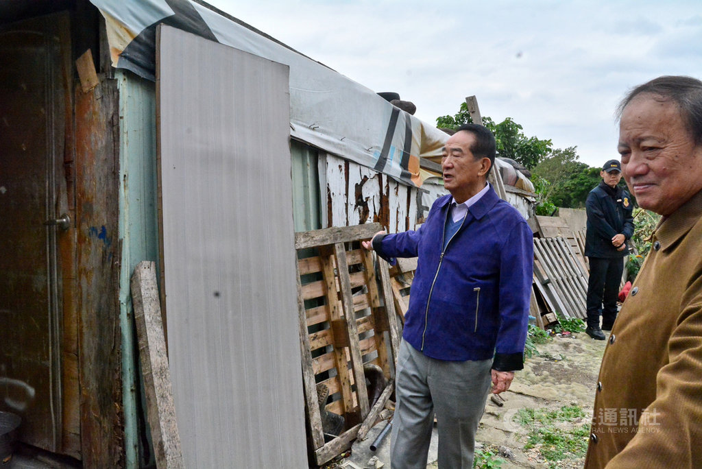 親民黨總統參選人宋楚瑜(左)4日訪視新北市鶯歌南靖部落原住民的居住環境,瞭解當地房舍以及居民的生活品質。中央社記者黃旭昇新北攝 108年12月4日