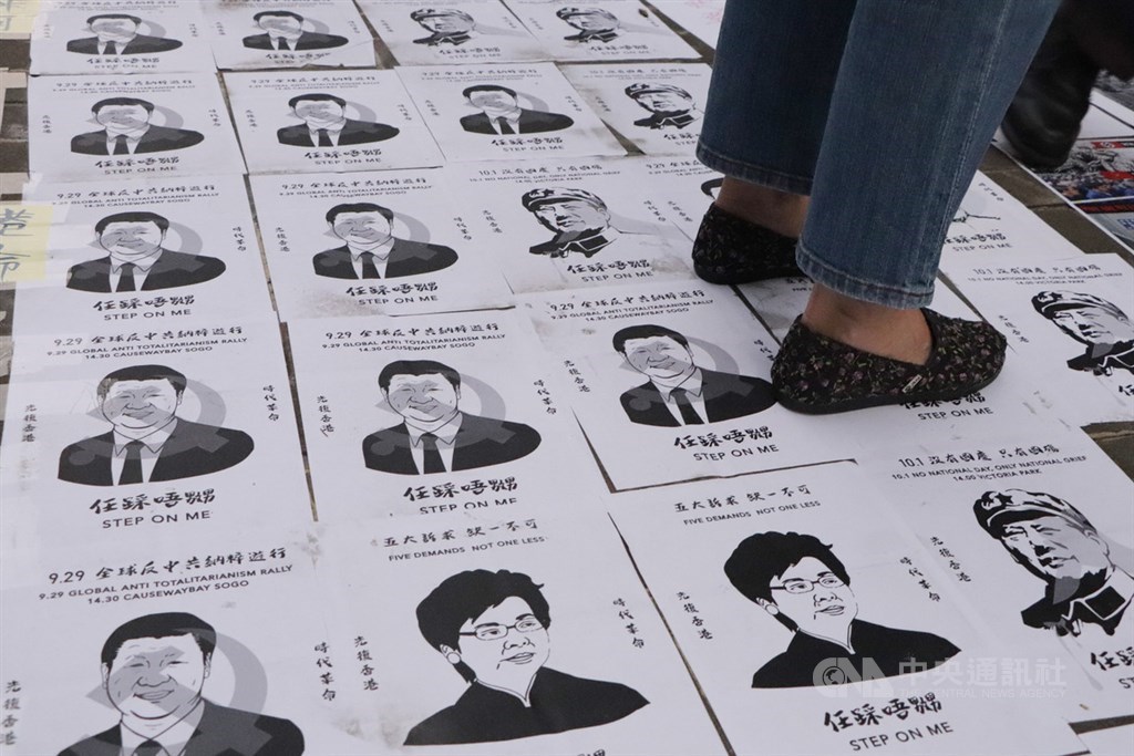 反送中示威者9月在政府總部外面的街道上張貼中共總書記習近平、香港特首林鄭月娥以及已故中共領導人毛澤東的圖像,任人踐踏。(中央社檔案照片)