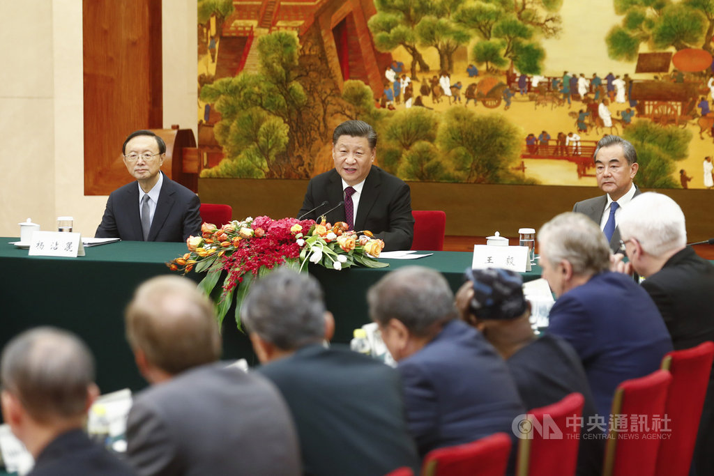 中國國家主席習近平(後中)3日在北京人民大會堂,接見出席「2019從都國際論壇」的外方嘉賓。(中新社提供)中央社 108年12月4日