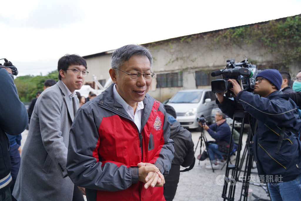 「卡神」楊蕙如因涉及網軍攻擊政府駐大阪辦事處一事被起訴,有人聲稱此事與駐日代表謝長廷有關,台北市長柯文哲(前中)4日受訪為謝長廷辯護,同時質疑民進黨與楊蕙如個人行為無關的說法。中央社記者徐肇昌攝 108年12月4日