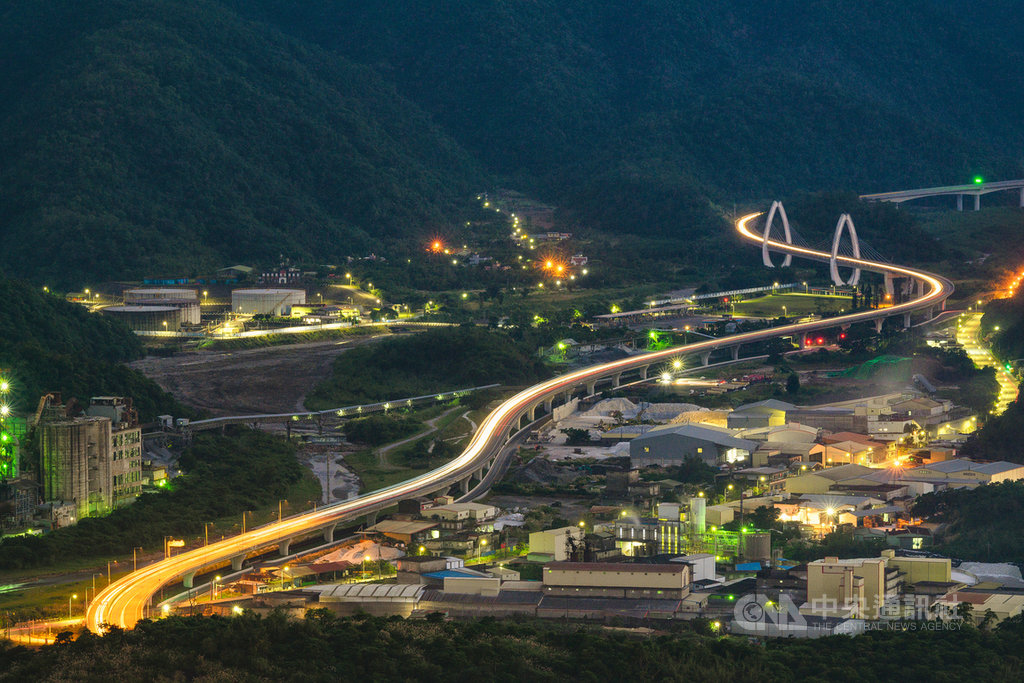 公路總局票選台灣最美十大景觀公路,第4名是位於宜蘭的台9線白米景觀橋。(公路總局提供)中央社記者汪淑芬傳真 108年12月4日