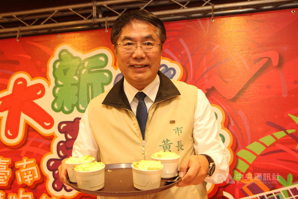台南市長黃偉哲4日出席2019台南購物節大新營嘉年華活動記者會,盼大家到新營逛街、購物、吃美食。中央社記者楊思瑞攝 108年12月4日