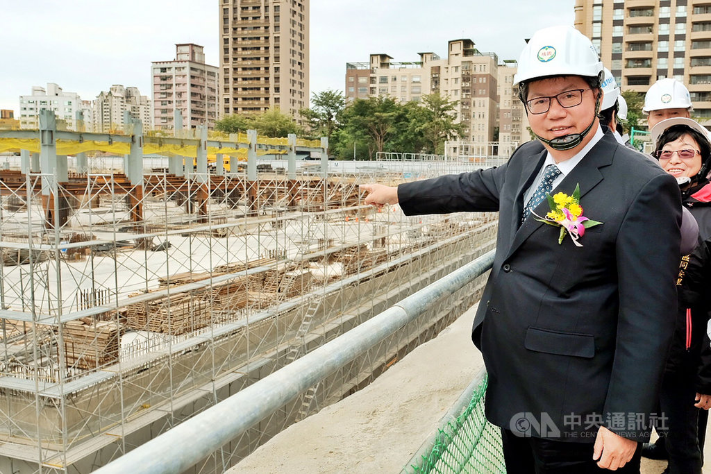 桃園市長鄭文燦(前)表示,桃園市圖新建總館暨停車場工程由台灣及日本團隊合作,以「生命樹」為概念,規劃圓錐狀環保節能通風採光井、環保外皮等5大元素,盼打造環保節能、通風及自然採光的文化新地標。中央社記者吳睿騏桃園攝 108年12月4日
