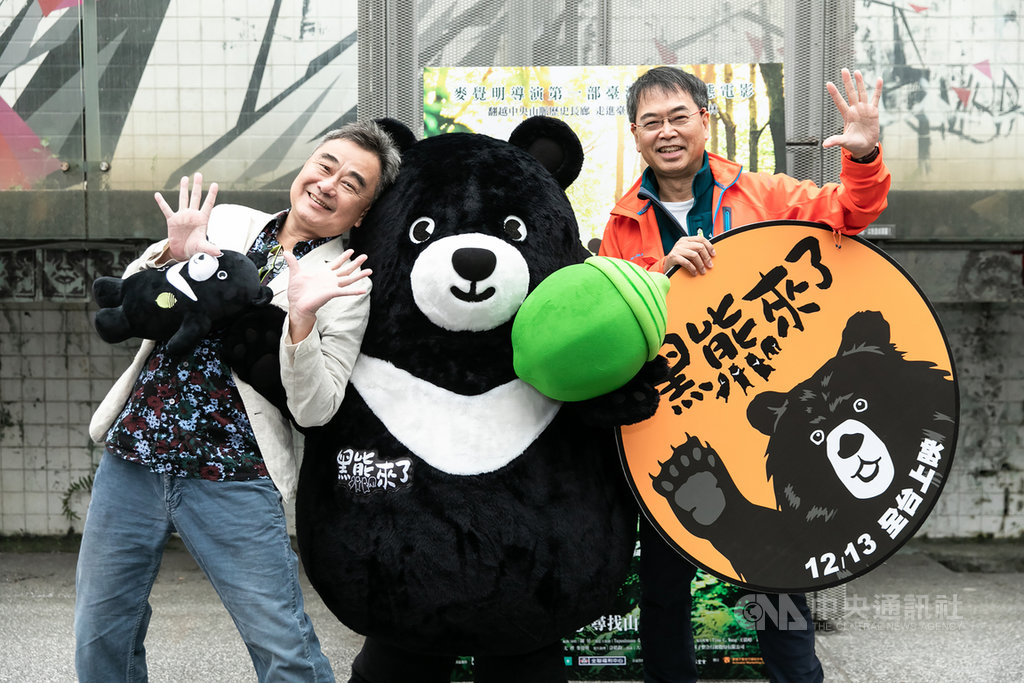 導演麥覺明(右)拍攝電影「黑熊來了」,邀請歌手陳昇(左)打造主題曲。陳昇表示,當初看完影片就很有感覺,並把主題曲當創作電影配樂來想像,2、3天就做完詞,更用一個晚上就錄好主題曲。(牽猴子整合行銷提供)中央社記者洪健倫傳真 108年12月4日