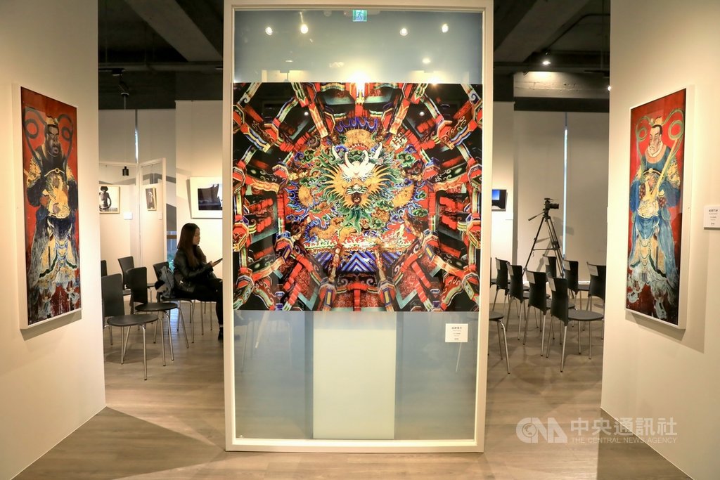 輔仁大學藝文中心「柯錫杰影像館」4日成立,展出柯錫杰的攝影作品,包括「金海」、「黃衫客」、「威靈門神」等。(輔大提供)中央社記者黃旭昇新北傳真 108年12月4日