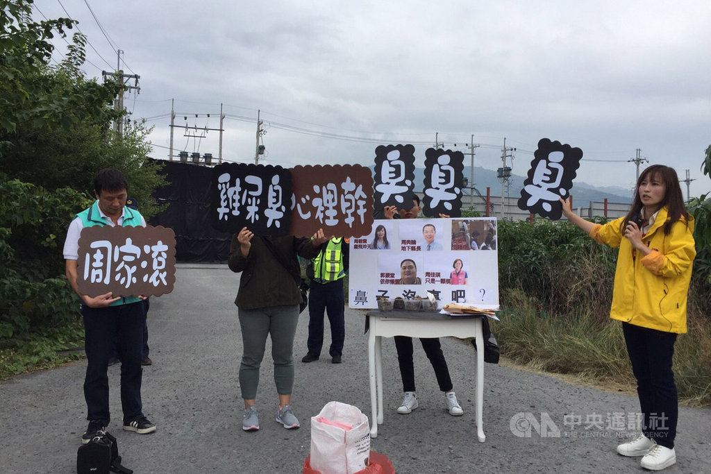 與時代力量結盟的無黨籍屏東立委參選人張怡(右)4日到樂樂養雞場開直播,批評縣議員周碧雲在議會自我護航。(張怡提供)中央社 108年12月4日