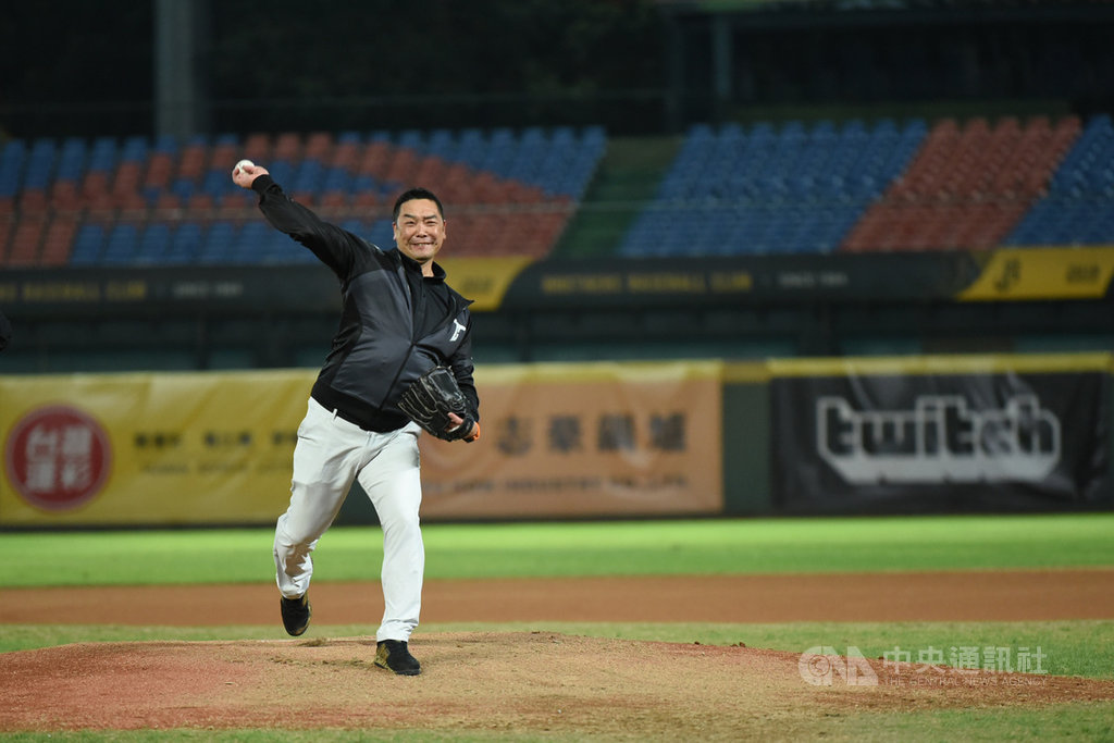日職讀賣巨人隊名將阿部慎之助(圖)退休後接任二軍監督,他3日開始看亞洲冬季棒球聯盟比賽,觀察巨人隊球員的表現,並於4日賽前為冬盟開球。(中華職棒提供)中央社記者楊啟芳傳真 108年12月4日
