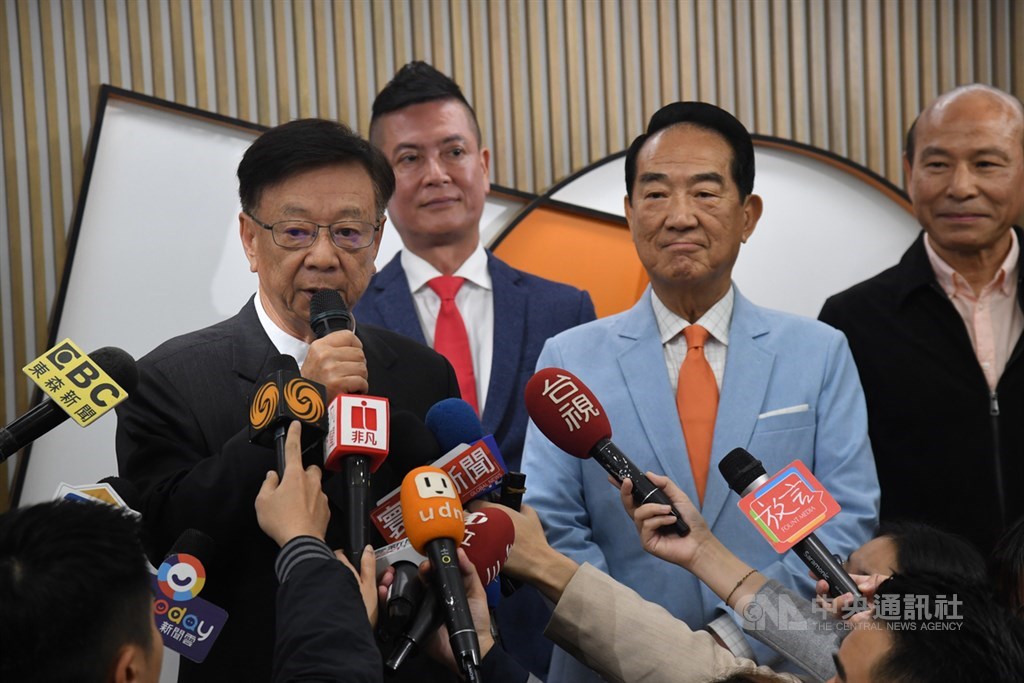 親民黨11月20日公布不分區立委名單,其中最大亮點是聯電榮譽副董事長宣明智(左)排第3,他與親民黨主席宋楚瑜(右2)一起接受媒體採訪。中央社記者王飛華攝 108年11月20日