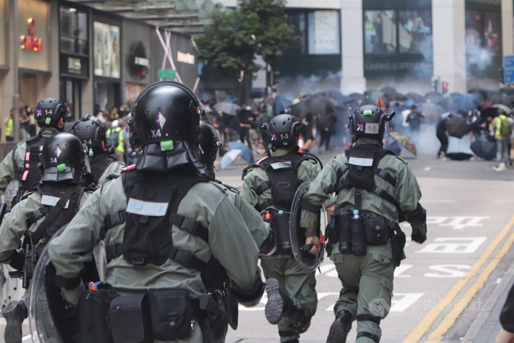 人權組織指出,香港的公民空間正在急速縮減中。圖為香港防暴警察施放催彈後追趕反送中示威者。(中央社檔案照片)