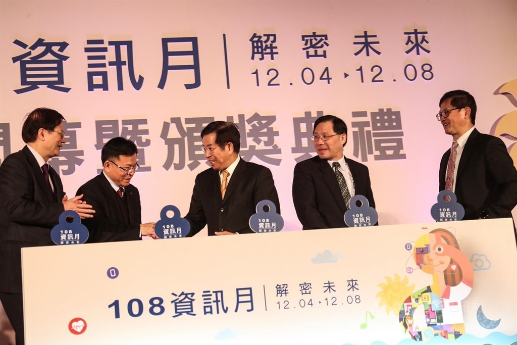 108年資訊月4日到8日在台北世貿一館展出,4日舉辦開幕儀式,資訊月主委劉瑞復(左起)、國家通訊傳播委員會主委陳耀祥、教育部長潘文忠、經濟部次長林全能及和碩董事長童子賢等人出席。中央社記者吳家昇攝 108年12月4日