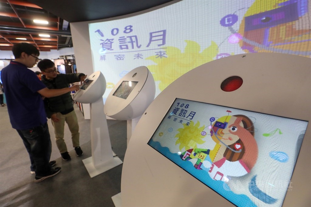 108年資訊月4日到8日在台北世貿一館登場,主題館以解密AI為題材,結合各廠商的技術與應用,將人工智慧透過互動式手法傳達給民眾。中央社記者吳家昇攝 108年12月4日