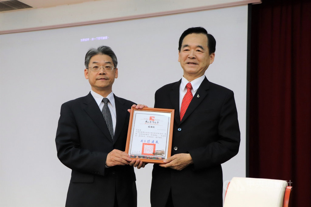 國立金門大學4日表示,台北市商業會理事長王應傑(右)應邀在通識領袖講堂主講「引領企業逆轉勝」,副校長陳奇中(左)致贈感謝狀。(國立金門大學提供)中央社記者黃慧敏傳真 108年12月4日