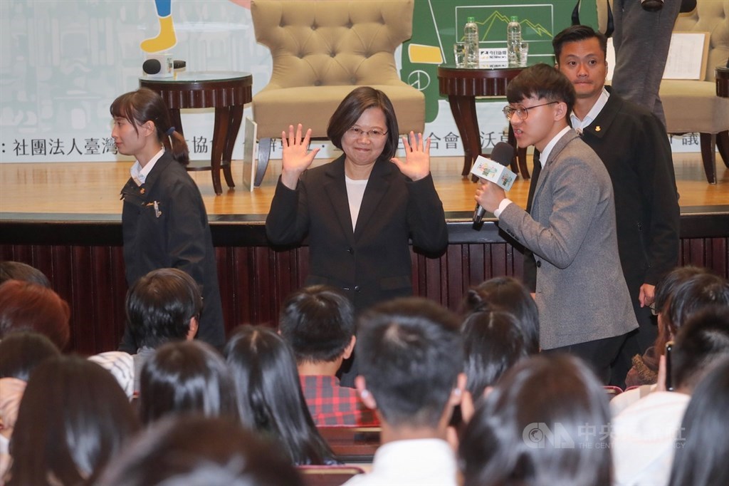 台灣青年民主協會4日在台北國際會議中心舉辦「青聽我們說-2020總統大選青年論壇」,邀請總統蔡英文(前中)出席與會。中央社記者裴禛攝 108年12月4日