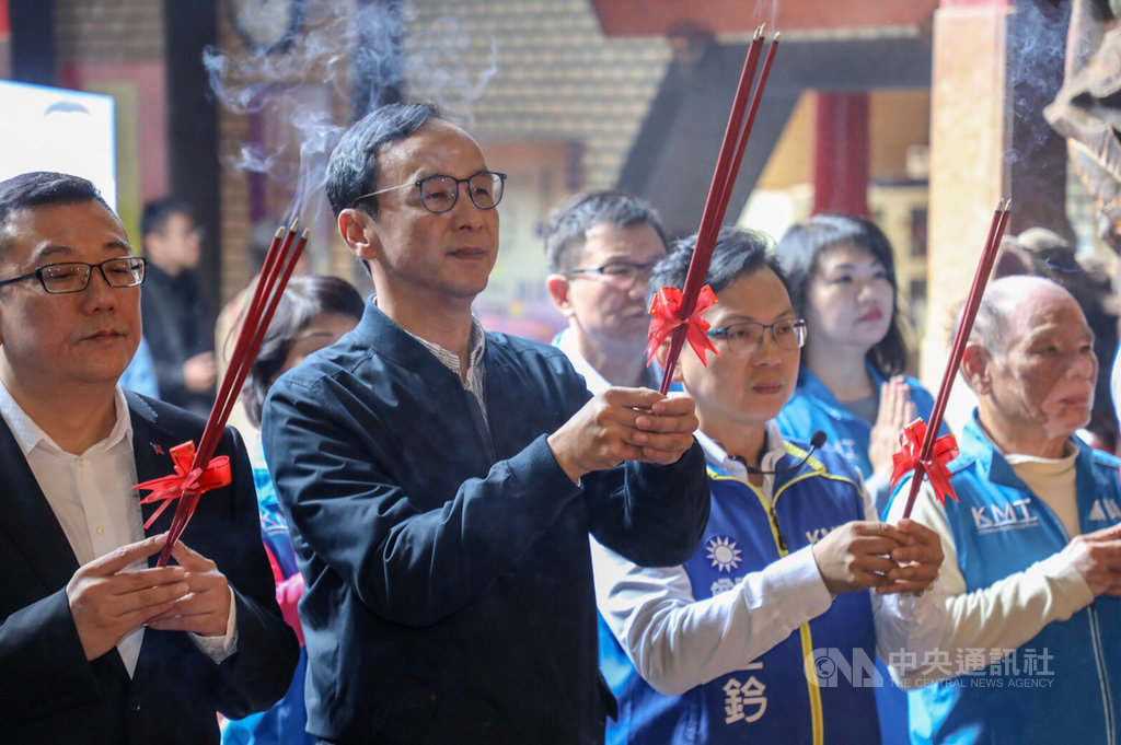 前新北市長朱立倫(前左2)4日到新竹市陪同國民黨新竹市立委參選人鄭正鈐(前右2)到竹蓮寺參拜。中央社記者魯鋼駿攝 108年12月4日