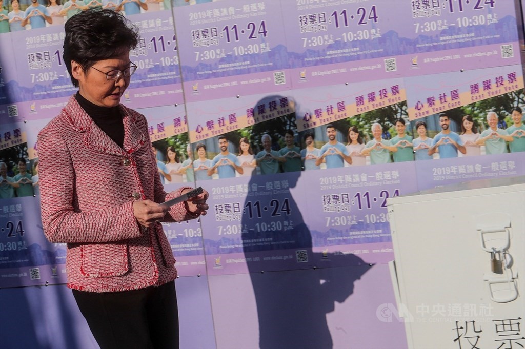 香港泛民派25名立法會議員4日提出動議,擬根據香港基本法第73條第9項彈劾特首林鄭月娥(圖),但議案5日遭到否決。(中央社檔案照片)