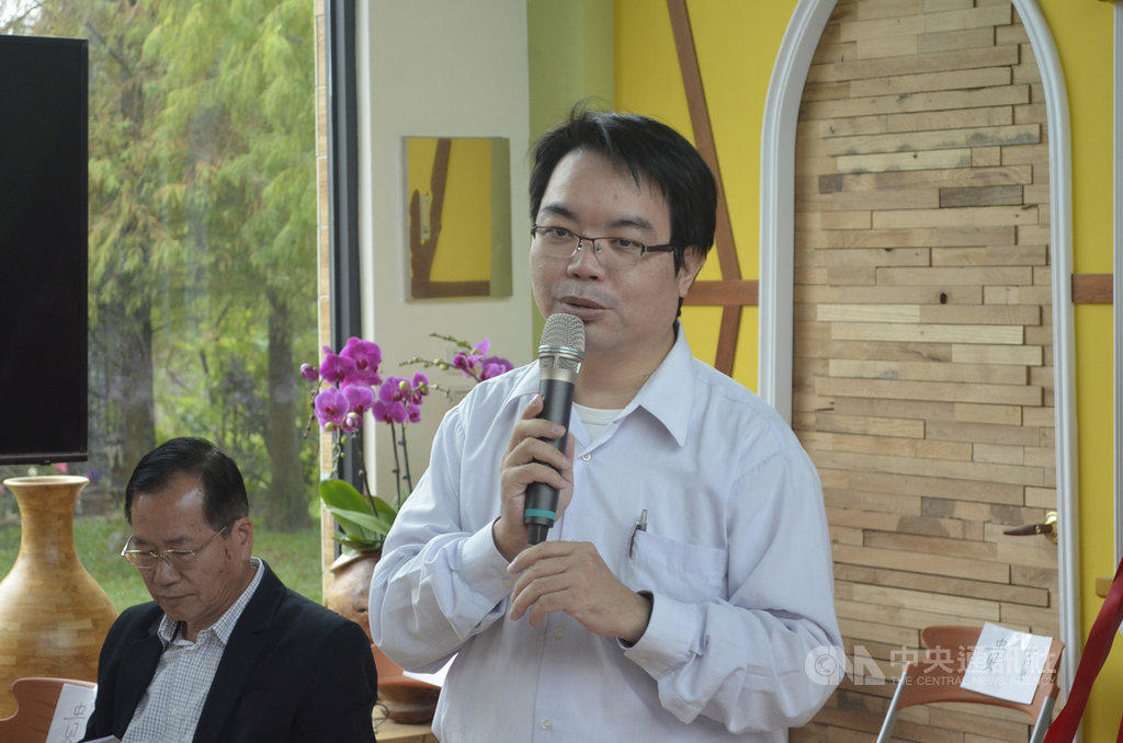 國立中正大學成人及繼續教育學系助理教授許秋田(右)指出,未艾方舟社區照顧關懷據點結合中正大學、南華大學資源,設計各種延緩老化及活化腦部的課程,並設計老人活動的用具。中央社記者蔡智明攝 108年12月4日