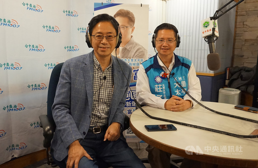 國民黨副總統參選人張善政(左)4日接受台中廣播專訪,暢談理念。中央社計記者趙麗妍攝 108年12月4日