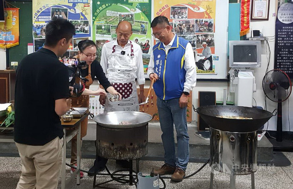國民黨總統參選人韓國瑜(右2)4日到嘉義市頂庄里,陪同國民黨嘉義市立委參選人傅大偉(右1)一起做白菜滷及金瓜炒米苔目。(民眾趙梅芬提供)中央社記者蔡智明傳真 108年12月4日