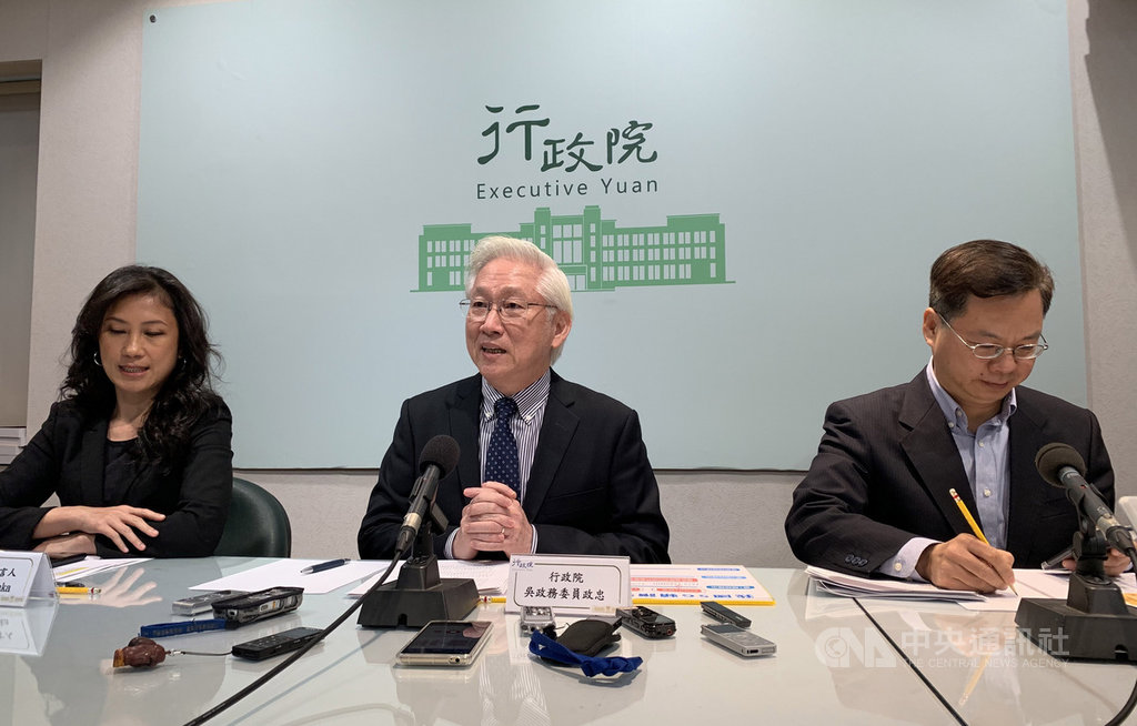 行政院會明天討論5G頻譜規劃,行政院發言人Kolas Yotaka(谷辣斯.尤達卡)(左)、政委吳政忠(中)與龔明鑫(右)說明「5G頻譜政策與專網發展事宜」。中央社記者顧荃攝 108年12月4日