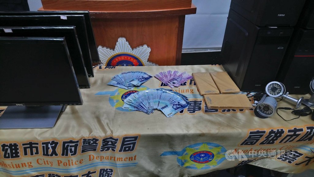 高雄警方4日宣布破獲由逃逸外勞角色扮演,誘導外籍鄉親簽賭的網站,其中12名外勞以虛擬身分遊說、鼓勵招攬外籍賭客下注的簽賭網站,查扣電腦螢幕、贓款和主機等,全案訊後依賭博罪嫌移送屏東地檢署偵辦。(警方提供)中央社記者陳朝福傳真 108年12月4日