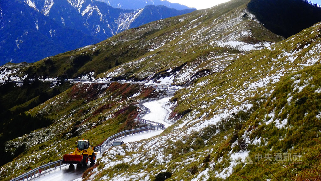 公路總局票選台灣最美十大景觀公路,第5名是台14甲線合歡山公路。(公路總局提供)中央社記者汪淑芬傳真 108年12月4日