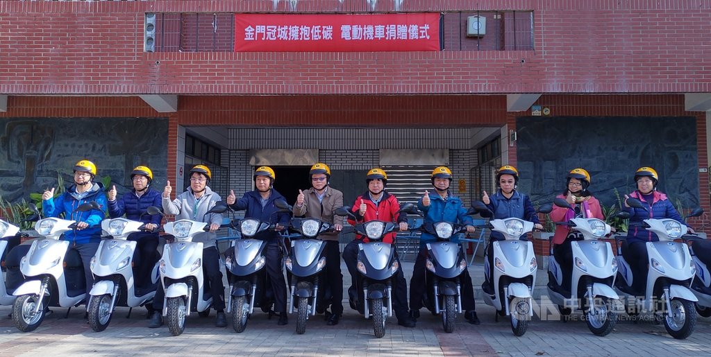 金門冠城租車公司4日捐贈12輛電動機車給烈嶼鄉國中小學,提供學校老師代步。環保局長楊建立(左3起)、冠城公司董事長許燕政和教育處長羅德水等人試騎。(金門縣政府環保局提供)中央社記者黃慧敏傳真 108年12月4日