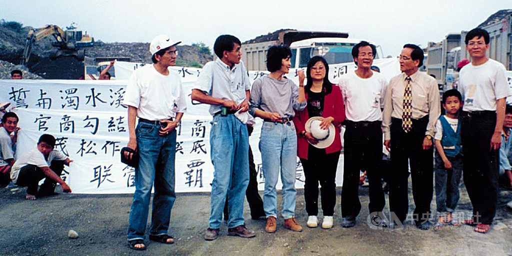 民進黨立委蘇治芬(前排左3)在個人臉書發表20多年前農民抗議濁水溪砂石的照片,她4日受訪表示,為了疏濬而開採濁水溪砂石相當合理,但當年是被少數人的貪心把持來獲取利益,那是讓人無法接受的。(蘇治芬提供) 中央社記者姜宜菁傳真 108年12月4日